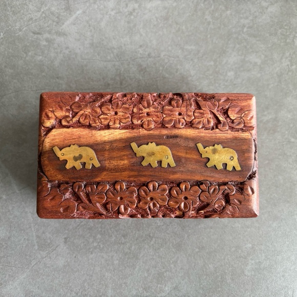 Hand carved Rosewood box, keepsake, treasure box adorned with 3 Elephants - Picture 11 of 12